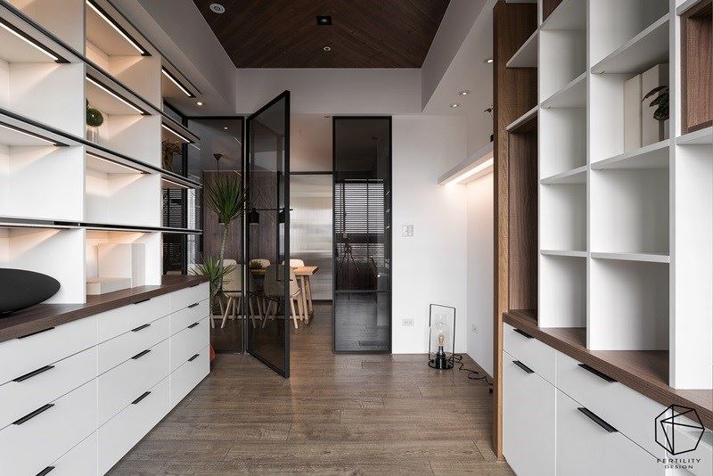 书房内规画容量充裕的大收纳柜，可用以摆放屋主的大量书籍，以及旅行时带回来的纪念品。