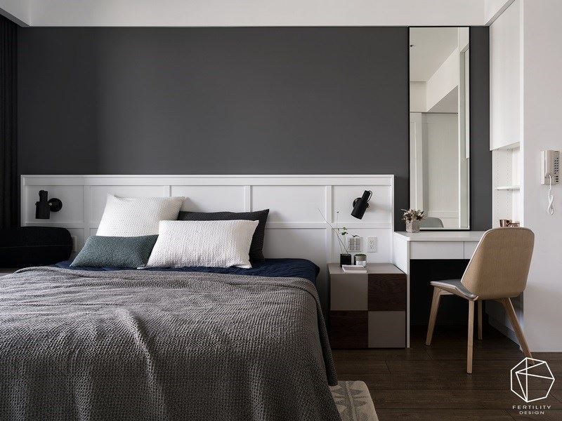 床头主墙大胆采用深灰色调，与周遭的白色形成对比，形塑静谧的休憩氛围。