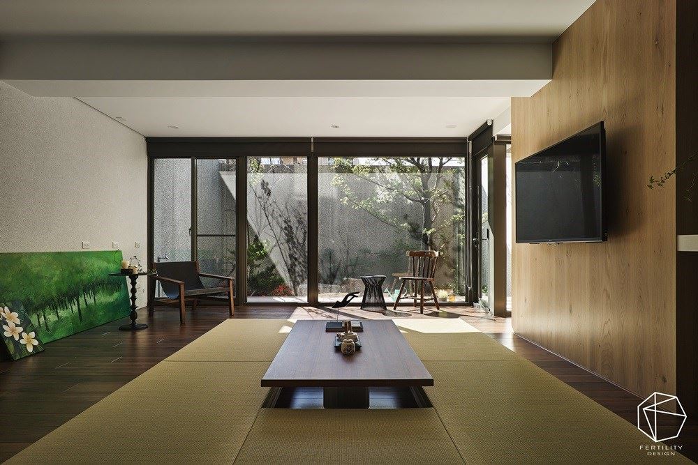 开阔的和室，以大面积落地窗导入庭院景致，纳入户外的扶疏绿意，并让视线可无碍延伸，可随兴坐卧的架高木地板与榻榻米则营造放松氛围，作为家族聚会、招待亲友的社交场域。