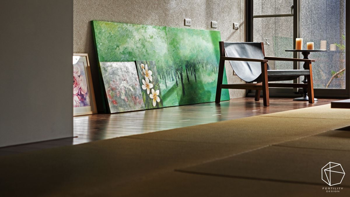 主人的收藏品闲静置于一旁，与榻榻米交织温柔的风景，墙面采以磨石子为基底，砌出充满质朴感的立体风貌，为空间注入手作感。