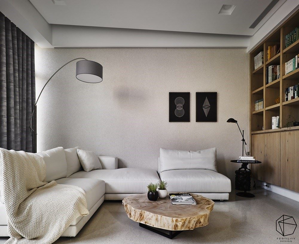 二楼规划起居小客厅，加入大量木皮、木制家具与纯白色调，营造放松气息，旁侧规划书柜，摆放屋主喜爱的藏书，柜体下方作为电器柜使用，并保留沙发背景墙的留白，面材引用独特的打磨技术，增添丰富肌理。