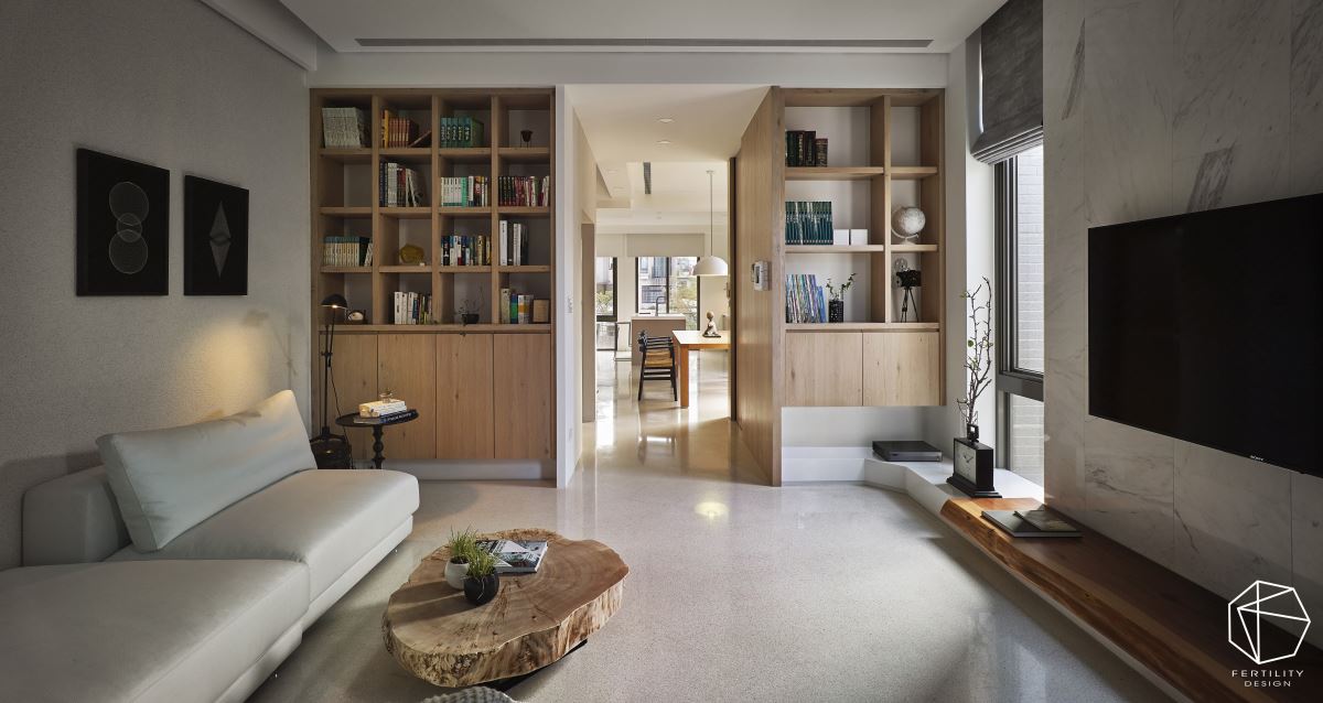 安排简约的沙发与木柜，搭配线条简单的大理石电视墙，构成单纯却不失气度的使用场景。