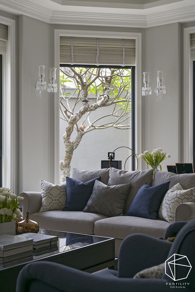 从客厅可望向窗外庭院，收进绿意景致，搭配光影的错落，堆栈出迷人的生活场景。