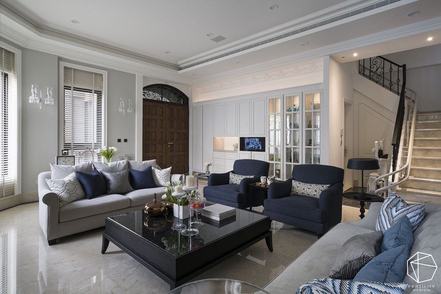 挑高的客厅以白色为主调，于天花板加入细腻的线板修饰，诠释浪漫的新古典之美。