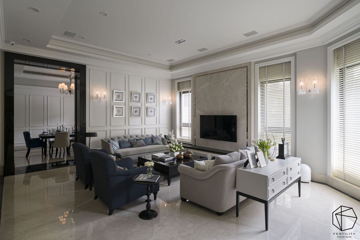 以电视主墙做为中心，展开对称的墙面表情，配置多扇挑高窗户纳入好采光条件，体现出较具正式感的迎宾会客空间。