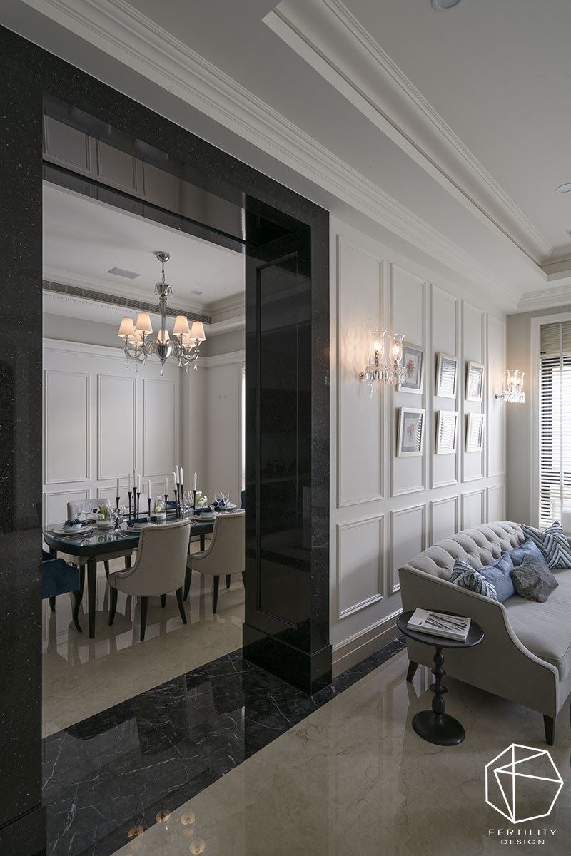 客厅与餐厅之间设定黑镜门框，做出场域界定，形成空间之间的转换。