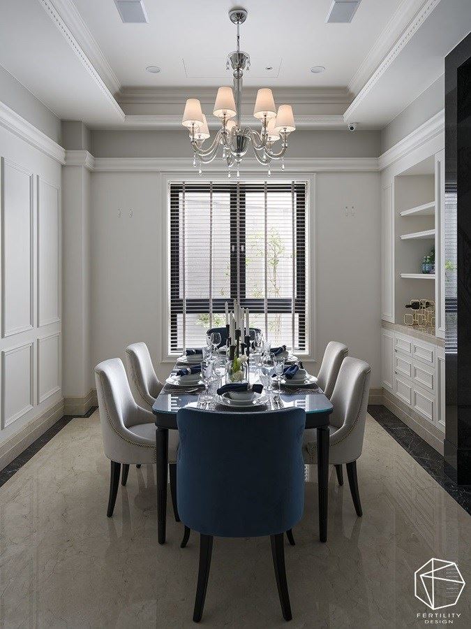 餐厅空间悬挂精致水晶吊灯，搭配典雅餐桌椅，围塑出新古典的优雅质韵。