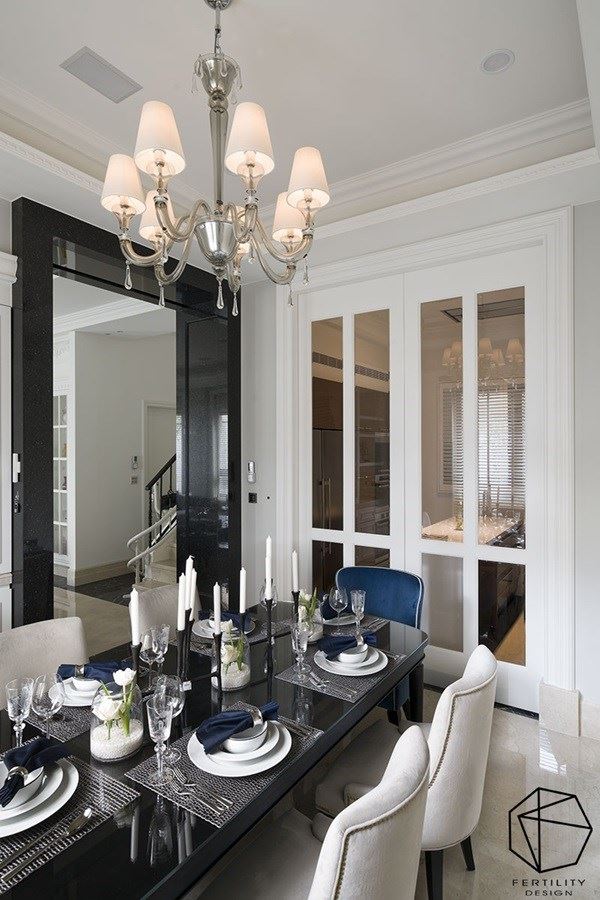 餐厅与厨房之间，配置玻璃拉门避免油烟散逸，并引导采光进入厨房。