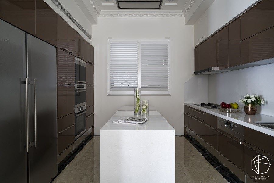 合理使用厨房的每一个角落，并去除把手之类的繁琐元素，加以时髦的金属色彩妆点，提升整体时尚感。