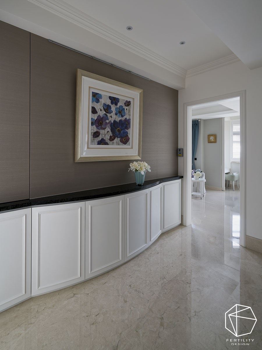 在楼梯转角处，安排一道端景墙，作为楼层与楼层之间的衔接，并特意于墙面挂上画作与摆放花瓶，构成一幅美丽风景。