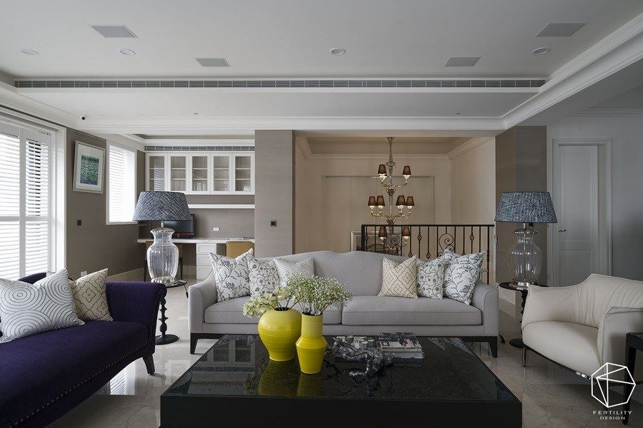 有别于一楼的正式场域，三楼的起居客厅陈列低矮的沙发，搭配黄色花瓶跳色，形成舒适放松的空间氛围。