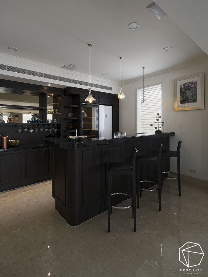 一旁更规划深色系吧台，营造出复古的老酒馆氛围，成为亲朋好友聊天小酌的绝佳角落。