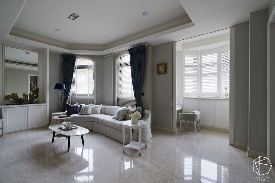 在窗边留下空间，规划起居与更衣室机能，透过拱型窗与六角窗纳入采光，打造明亮而温馨的临窗角落。