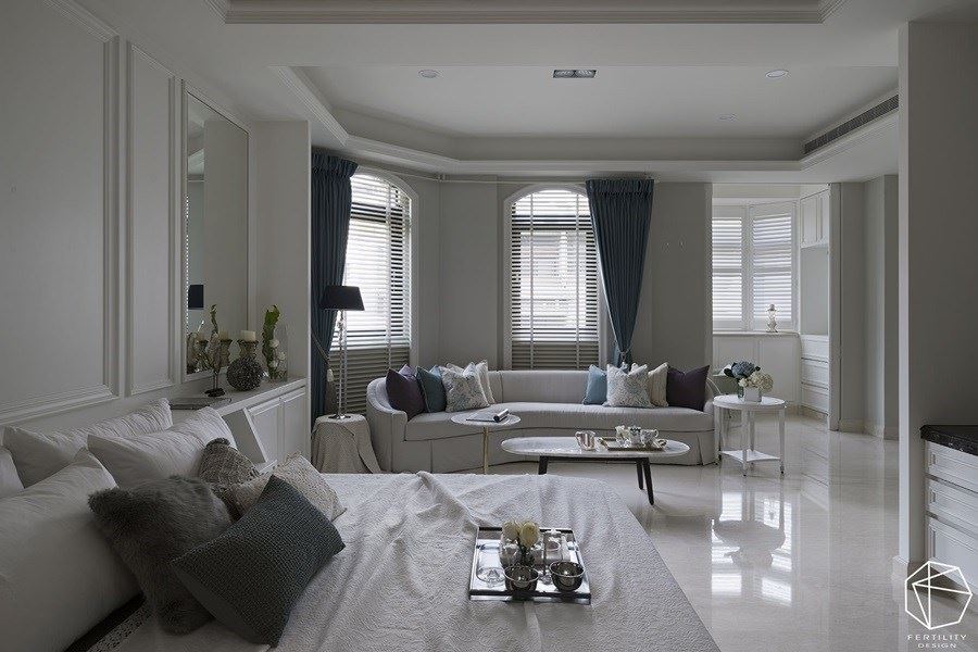 卧室以白色为基底，缀点碎花图样与细致线板，搭配弧形曲线的柔软沙发，让整个空间更为舒适优雅。