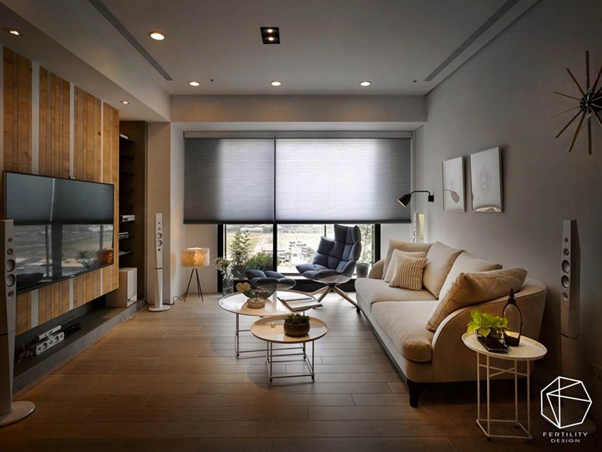 规划大尺寸的风琴帘，引入美好的明亮日光，与整室的木皮、白墙交织成北欧风景，并形塑窗框拉大的画面，进而形成扩容视觉作用。