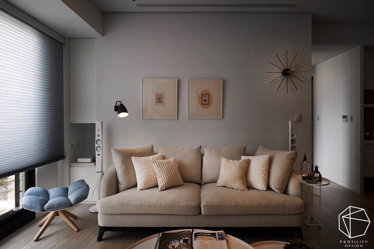 以休憩为主的客厅，采用舒适的设计和陈设，藉由暖灰色调铺陈沙发背墙，并缀饰简约的挂画，搭配造型时钟与灯饰，传递主人的生活品味。