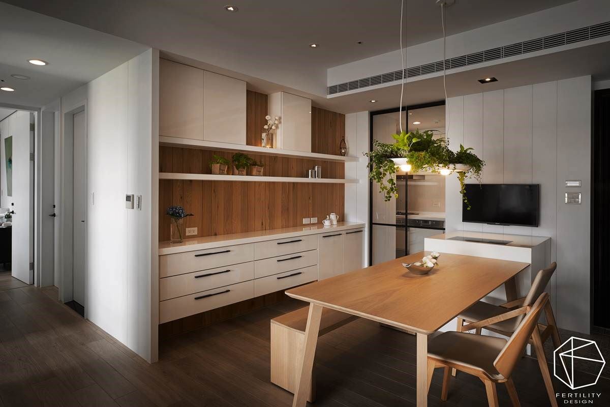 结合周边柜体配置，网罗大量的储物机能，以简白利落的柜体线条，结合精巧的比例拿捏，形塑美形机能的风貌。