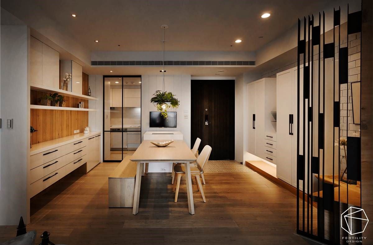 而拉门的高活动性，则确保餐厅与厨房的适度区隔，让油烟不会过度散逸，玻璃拉门的透视特性，更与餐厅形成视线串联，一眼望去也不会产生阻断感。