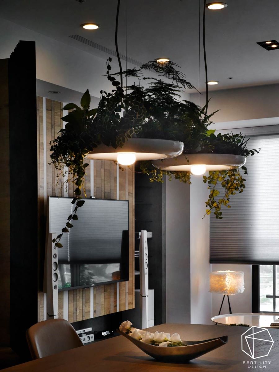 吊灯以植物做装饰，将绿意带入室内，缀点清新氛围，也替餐厅空间带入画龙点睛的视觉亮点。