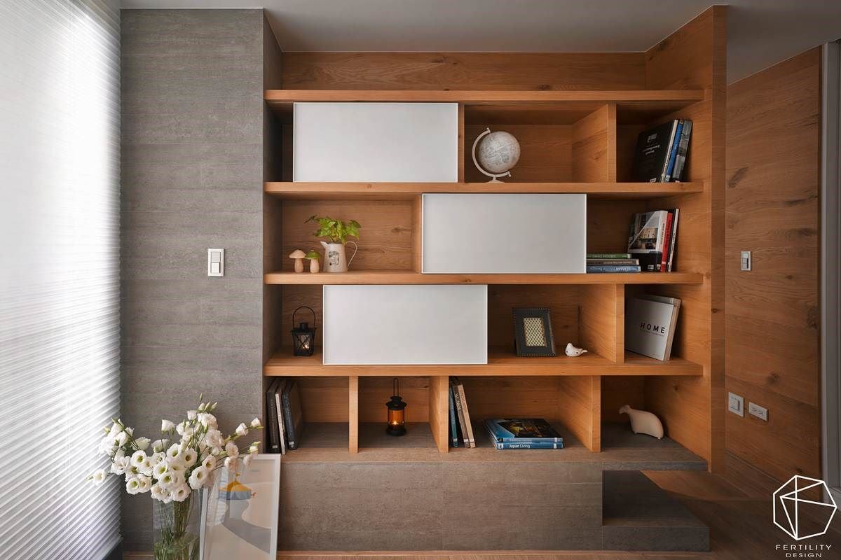 电视墙后方的书房兼琴房，则运用清水模砖铺陈，搭配木作柜体与白色滑轨推门，创造美形与机能兼具的展示收纳机能。