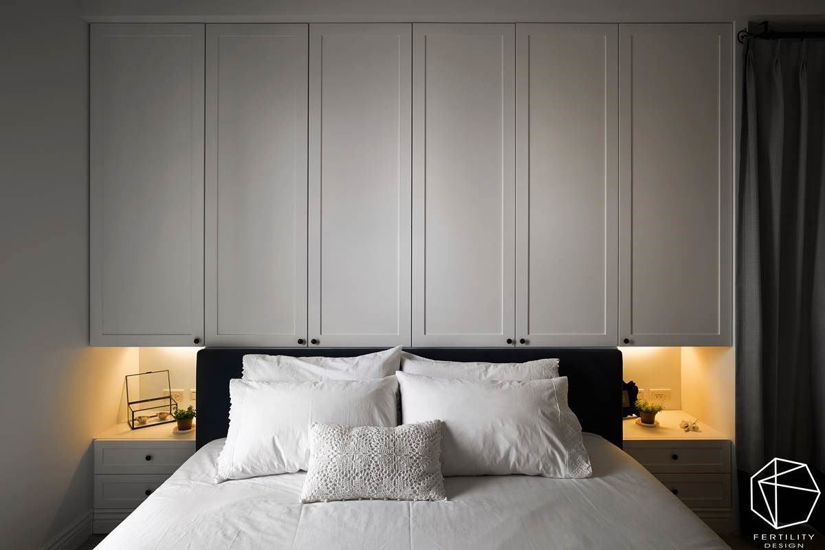 寝室透过简洁的白色调呈现舒眠氛围，以极简的纯白色酝酿质感，床头则暗藏收纳功能，两侧更设置间接灯光，营造放松的休憩氛围。