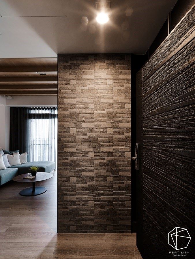 设计师利用富有天然纹理的石件屏隔，不尽创造入口的美感画面，也成功解决空间开门见窗的风水问题。