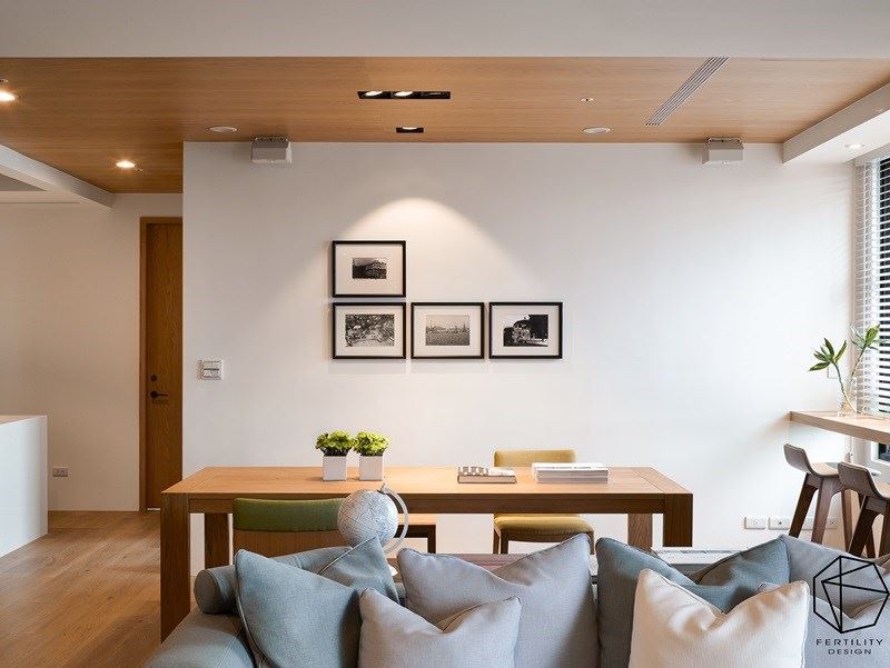 木餐桌与白墙共构温馨氛围，并在窗边吧台额外拓展了一处小吧台，让桌椅的机能更为延伸。