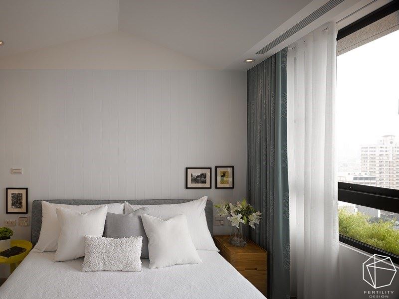 将纯白色系作为主题的主卧，巧妙将天花设计为欧式尖顶造型，在简约之中富有趣味感。