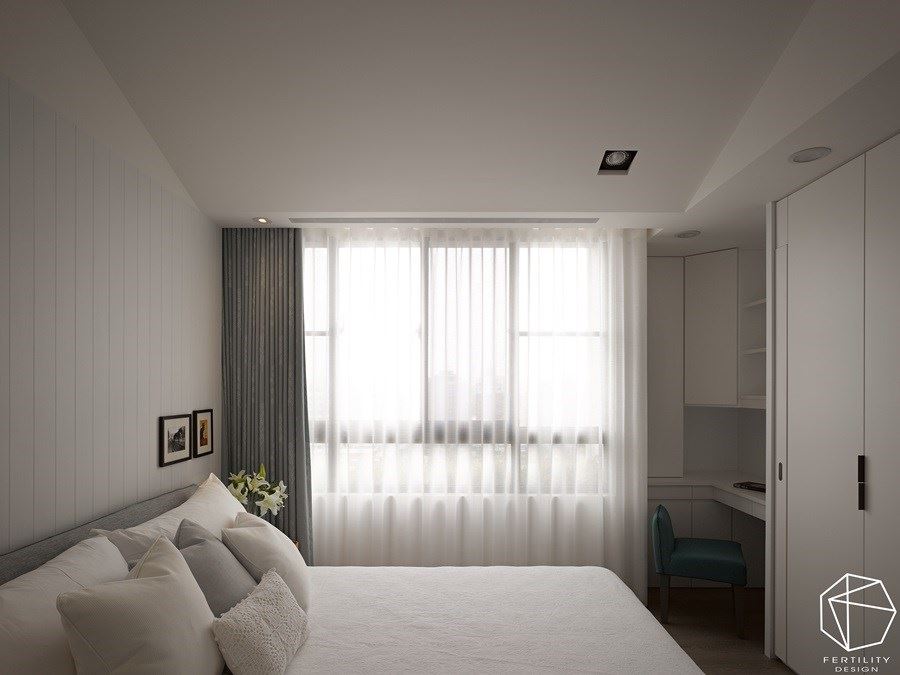 另外，利用角落空间设计 L 型座位区域，兼具收纳、阅览与梳妆功能，并开窗引导大量采光进入室内，创造空间明亮感。