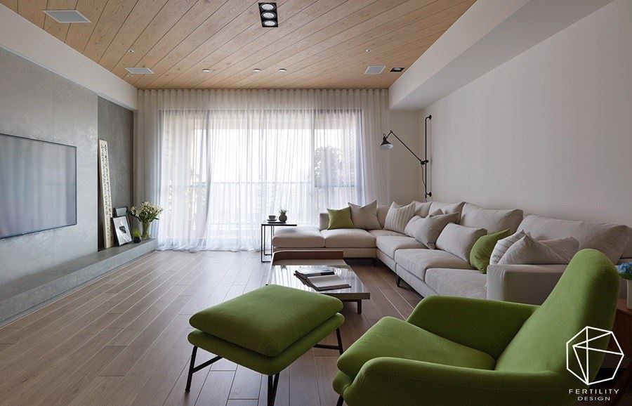 客厅区域，以灰白色系沙发点缀青草绿抱枕及单椅，当阳光洒入屋内时，彷佛置身大自然般，心情也跟着雀跃了起来。