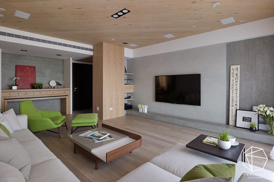 客厅天花板使用木皮建材，以斜纹状线条增添视觉层次感。