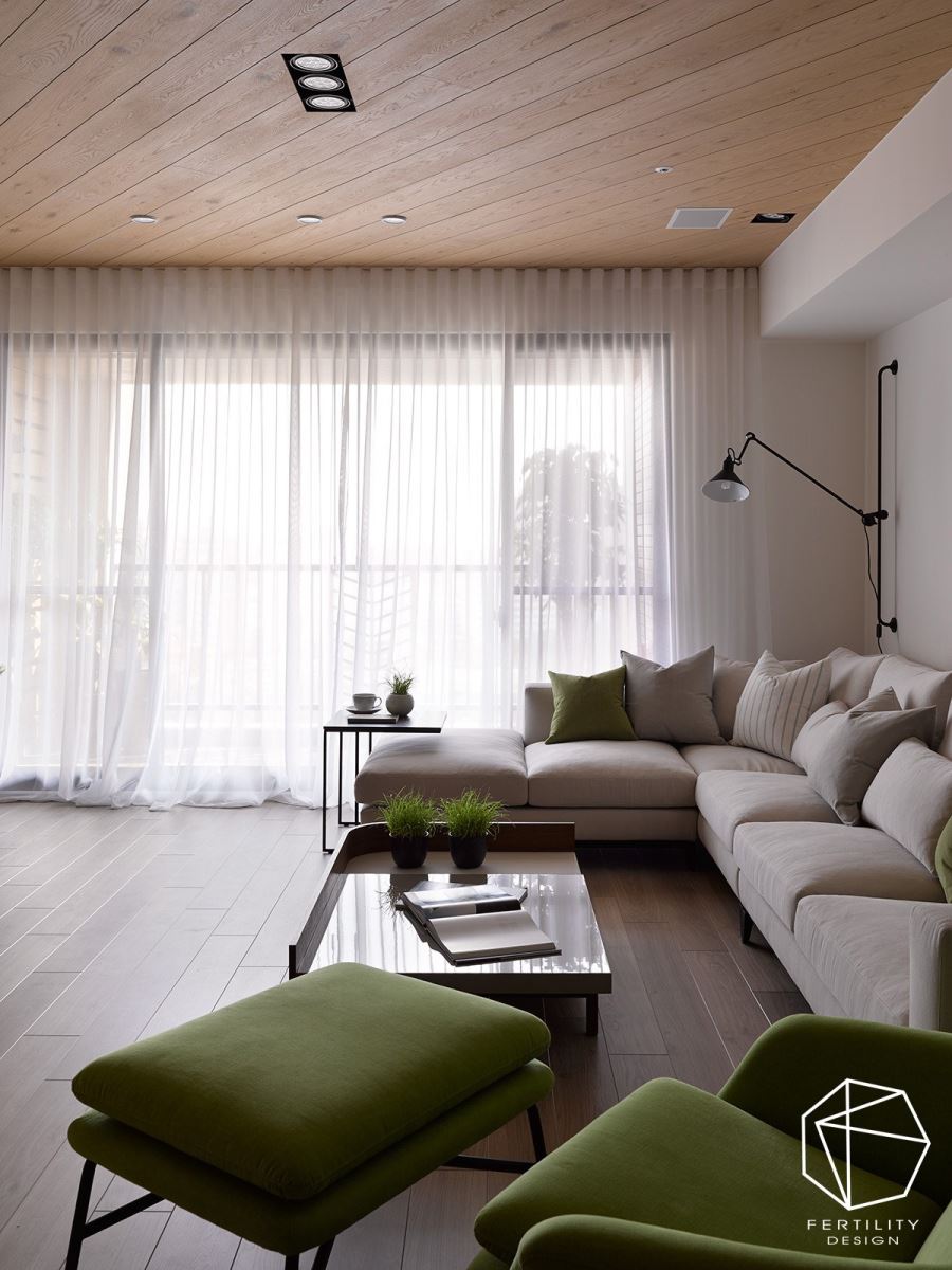 全室天花板的木皮皆以木蜡油推方式处理，让人感觉十分温暖与疗愈。