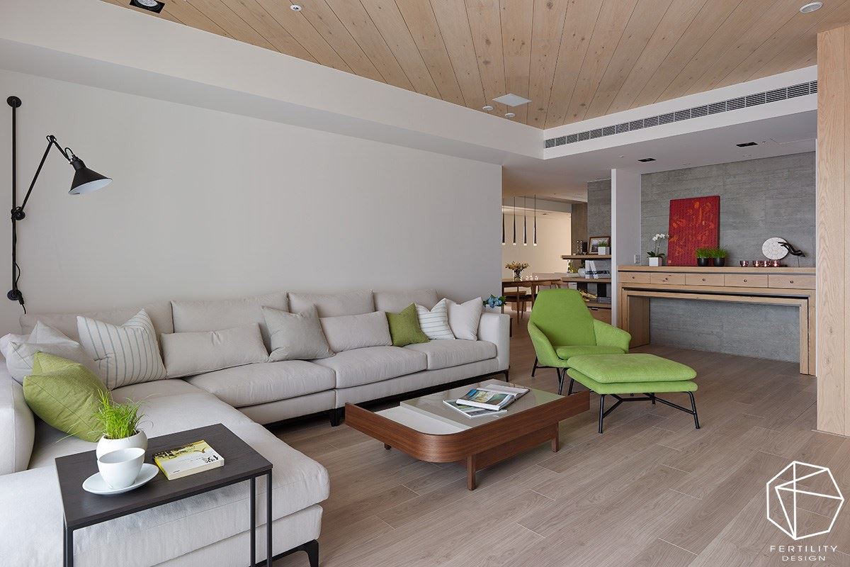 神明桌加上了双层可拉式的设计，展现让人为之一亮的线条，并透过细腻收纳规划兼作屋主的展示柜，突破传统神明桌的印象，构成家中的美丽风景。