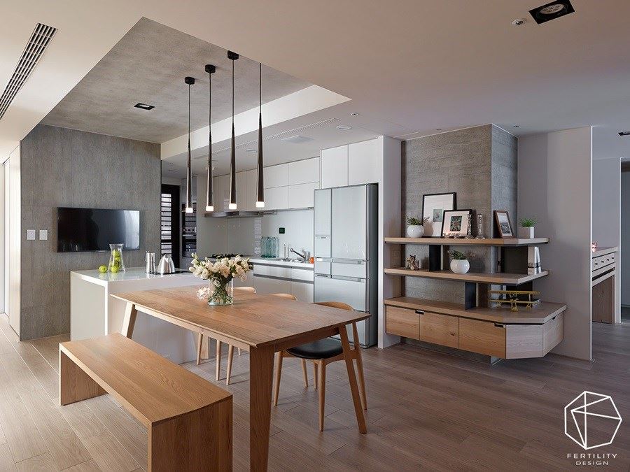 由客厅进入餐厅的走道转角，放上相框、装饰品等摆饰，打造创意的展示平台，形成人文艺术的小角落。