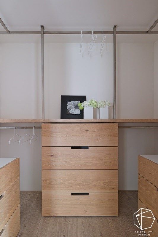 主卧房的更衣空间，有别于一般常见的衣柜设计，整间房的四周都能挂吊衣服。