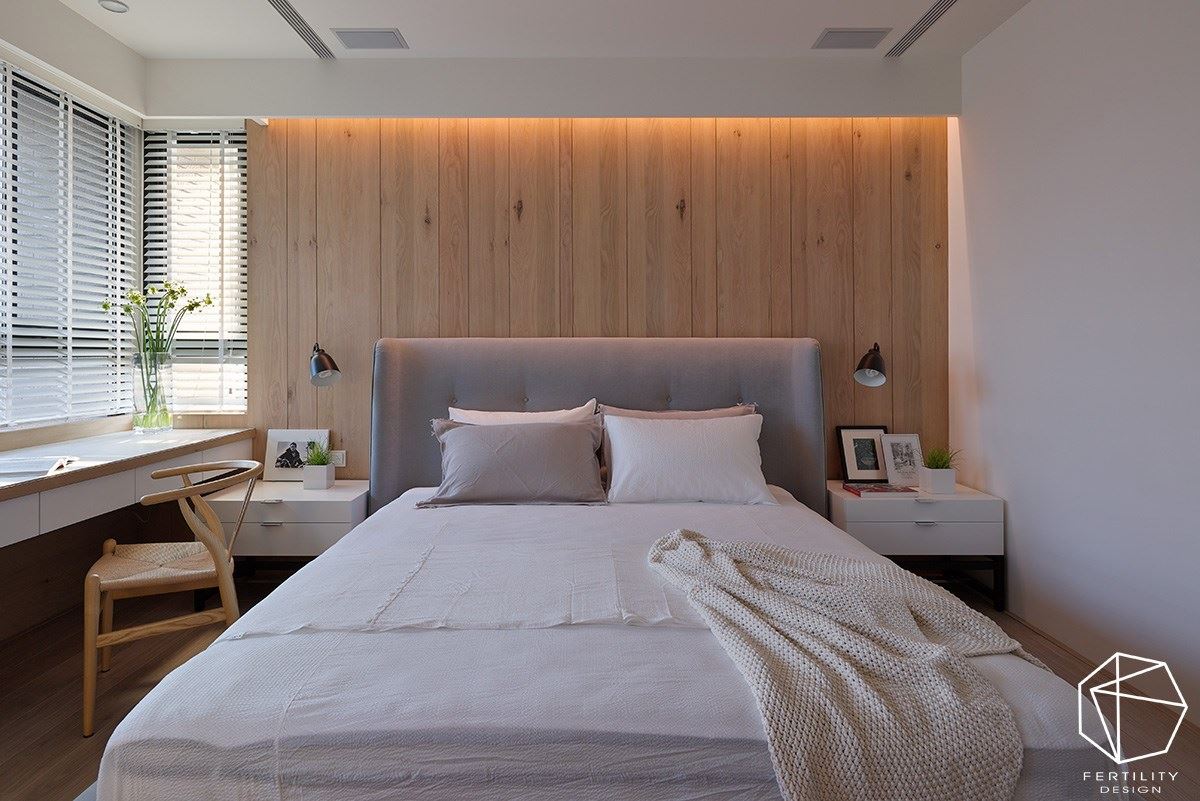 卧房给予优良的采光及通风条件，让屋内呈现舒适温煦的感受，并在床头加入大面积木皮，以自然的木纹增添视觉律动。