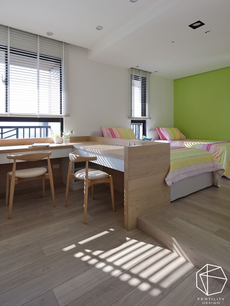 小孩房规划 L 型阅读书桌，透过客制化设计，不仅可让孩童相互陪伴，也能各自拥有睡床以及独立书桌，方便随时讨论功课。