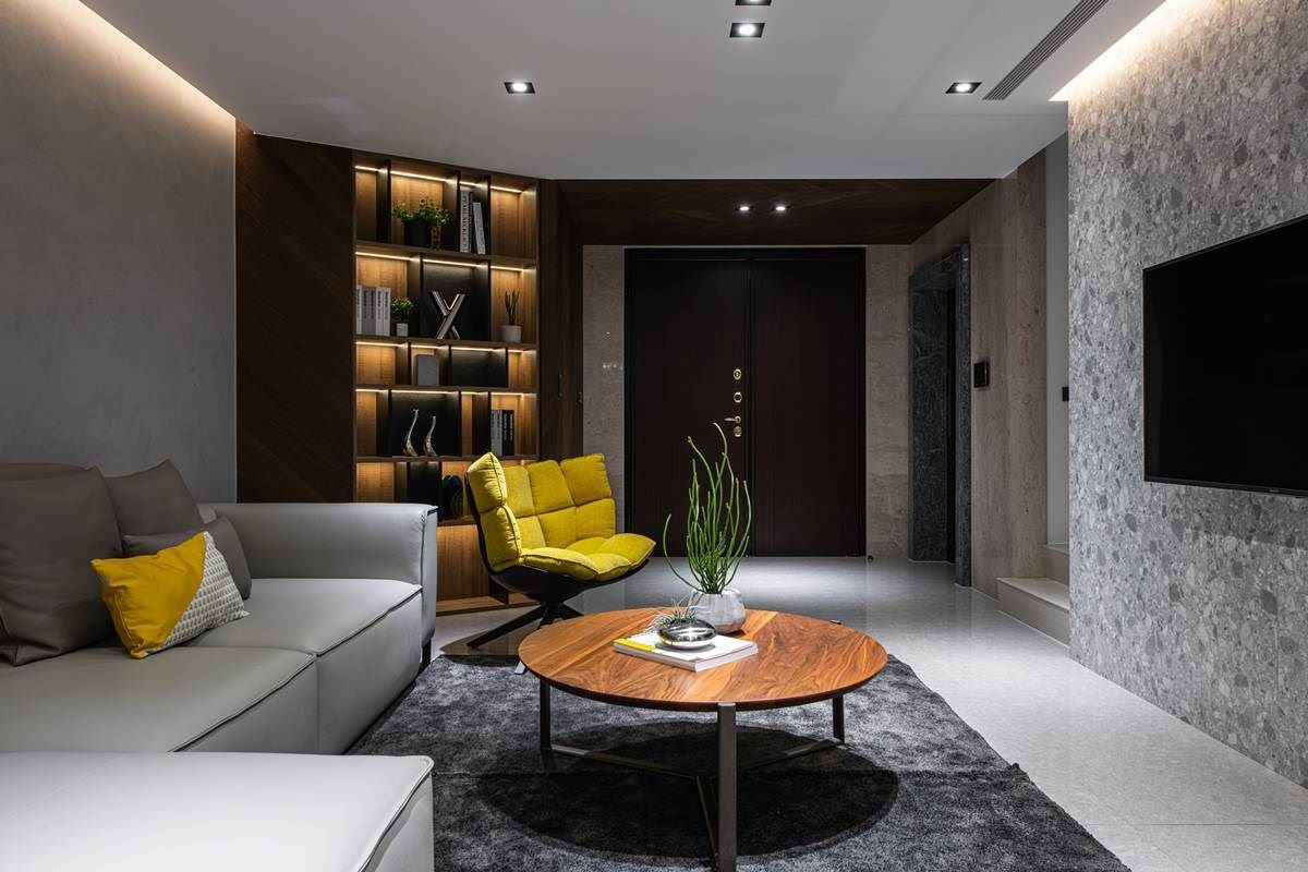 一楼的视听室讲究美形收纳，在边角规划美形展示柜，藉由木工、系统板、灯光等复合混搭，让柜体突破制式模样，吸睛且深具层次，实用与美感兼具！