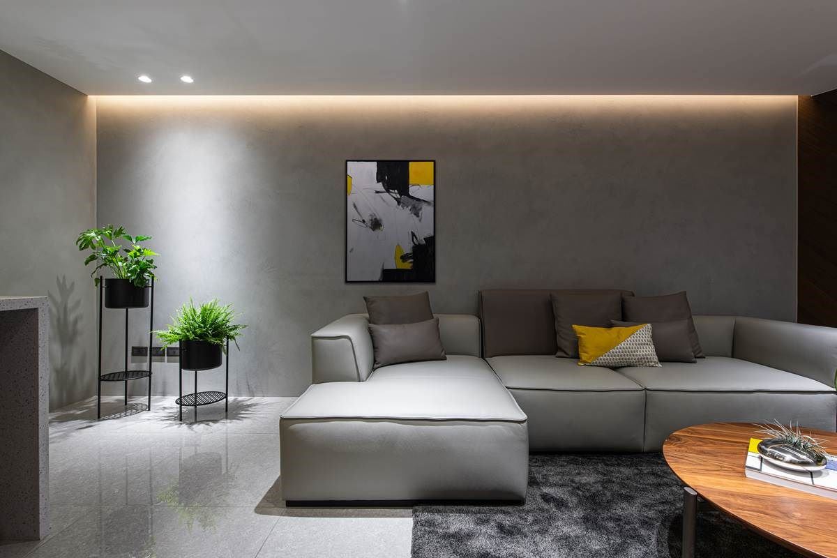 透过沉稳素朴的黑灰色为空间背景，以意大利特殊漆做人工涂层，由于是完全手作，因此花纹独一无二，搭配些许木质家具、挂画、植栽、明亮色彩的软件混搭，让视觉瞬间跳出亮点，变得活泼有光彩。