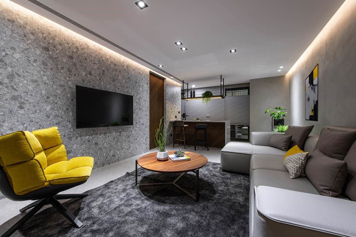 一楼作为视听室兼客厅使用，打造类似酒馆中岛的视听室，让人回家一进门，可在此沉淀、转换心情后再上楼，不只做为回家后的过度场域，也成为接待亲友时的欢聚空间。