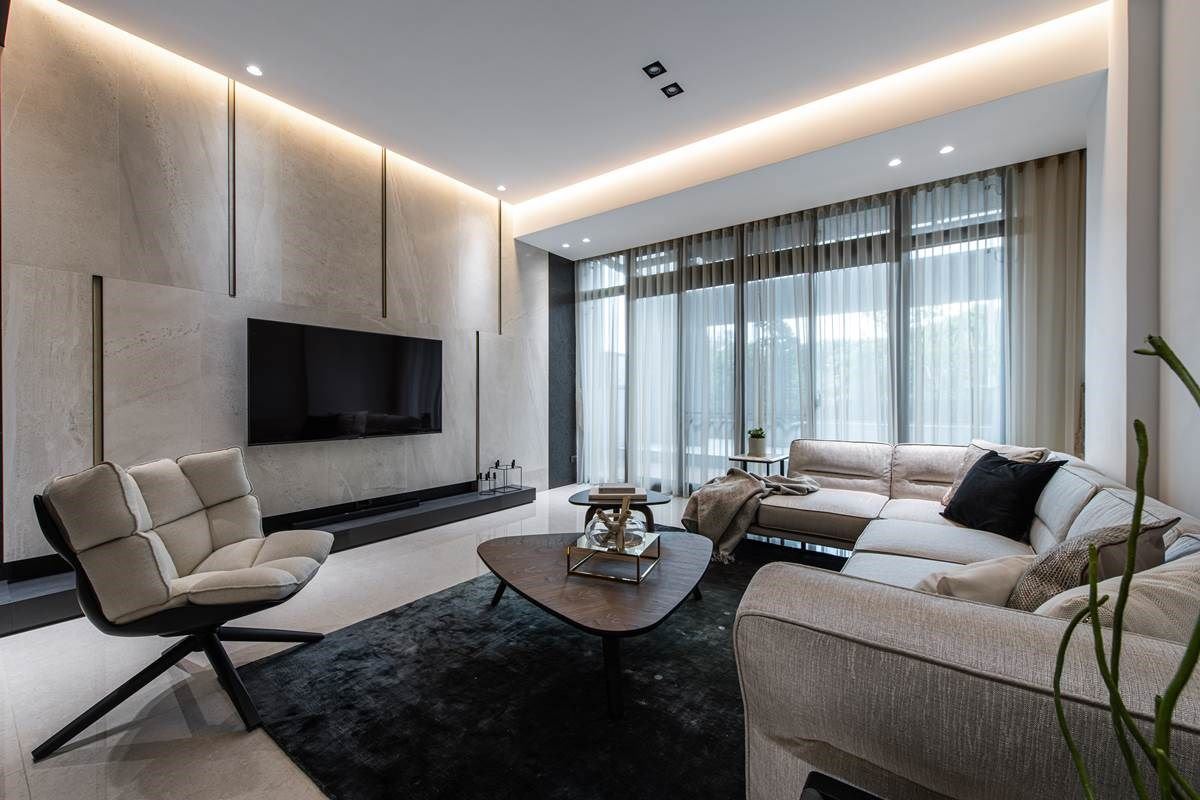 步上二楼，则可来到家人专属的客厅空间，赋予明亮宽广的格局视野，有别于一楼的视听室，较为明亮温馨，成为家人与亲友最常相聚的地方。