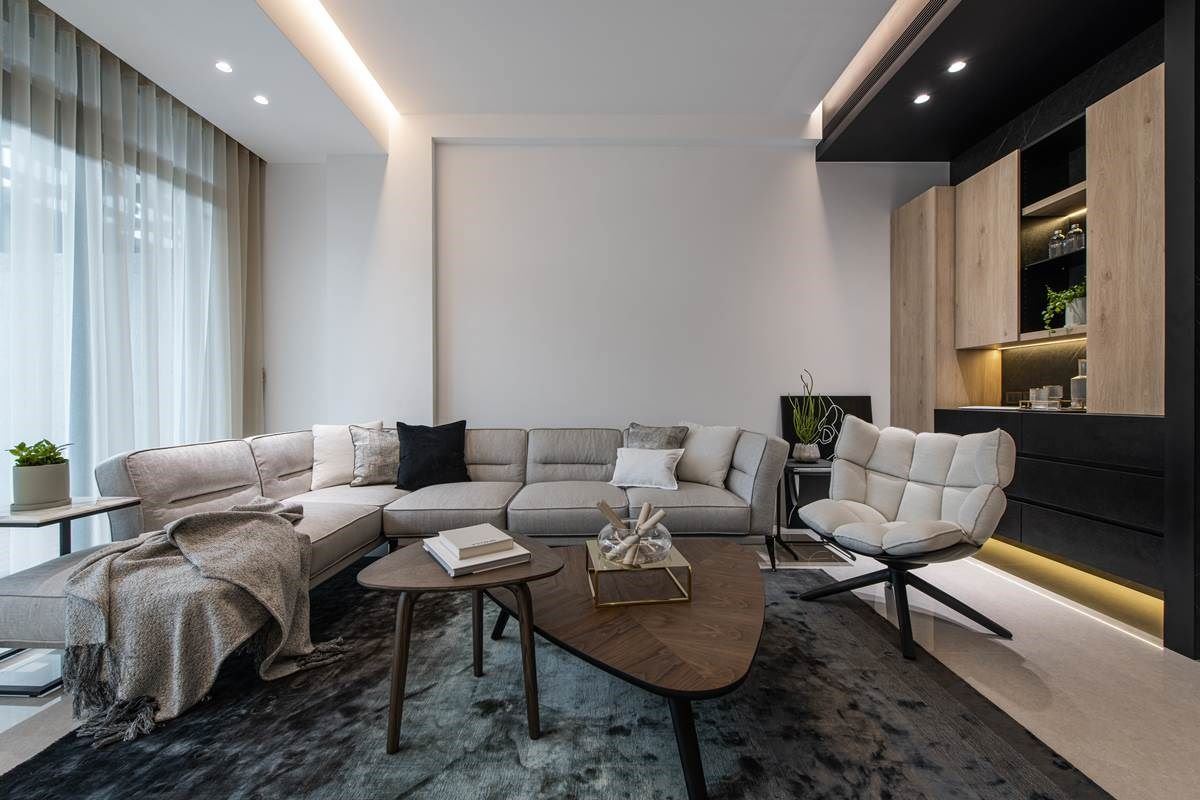 客厅呈现大面积留白，透过灯光、软件与柜体增添空间质感，展现低奢而年轻的氛围，让厅区带有品味与设计感。