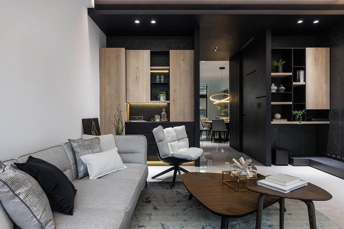 收纳柜突破制式表情，以材质、灯光相互组合，达到经济与美感兼具的美形收纳。