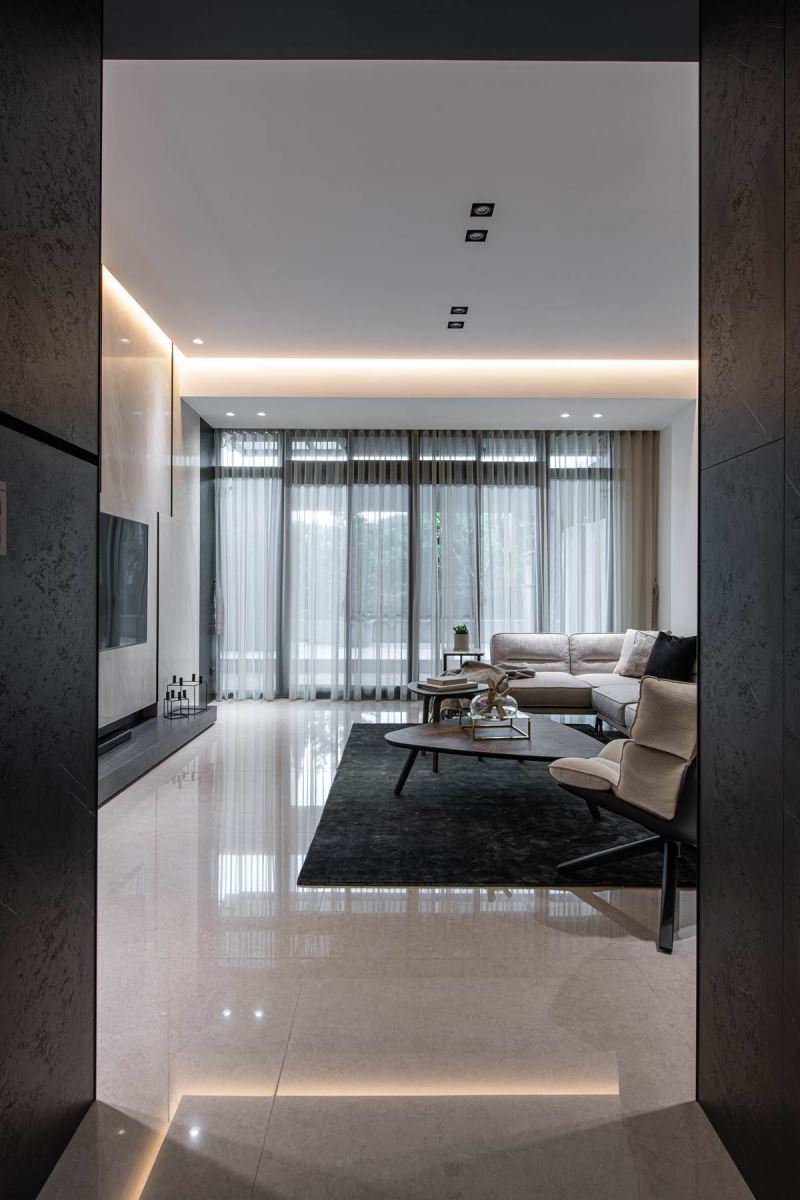 串联二楼客厅、餐厅、厨房的动线，创造充满互动感的情境，并让采光可过度分享，穿梭至每个角落。