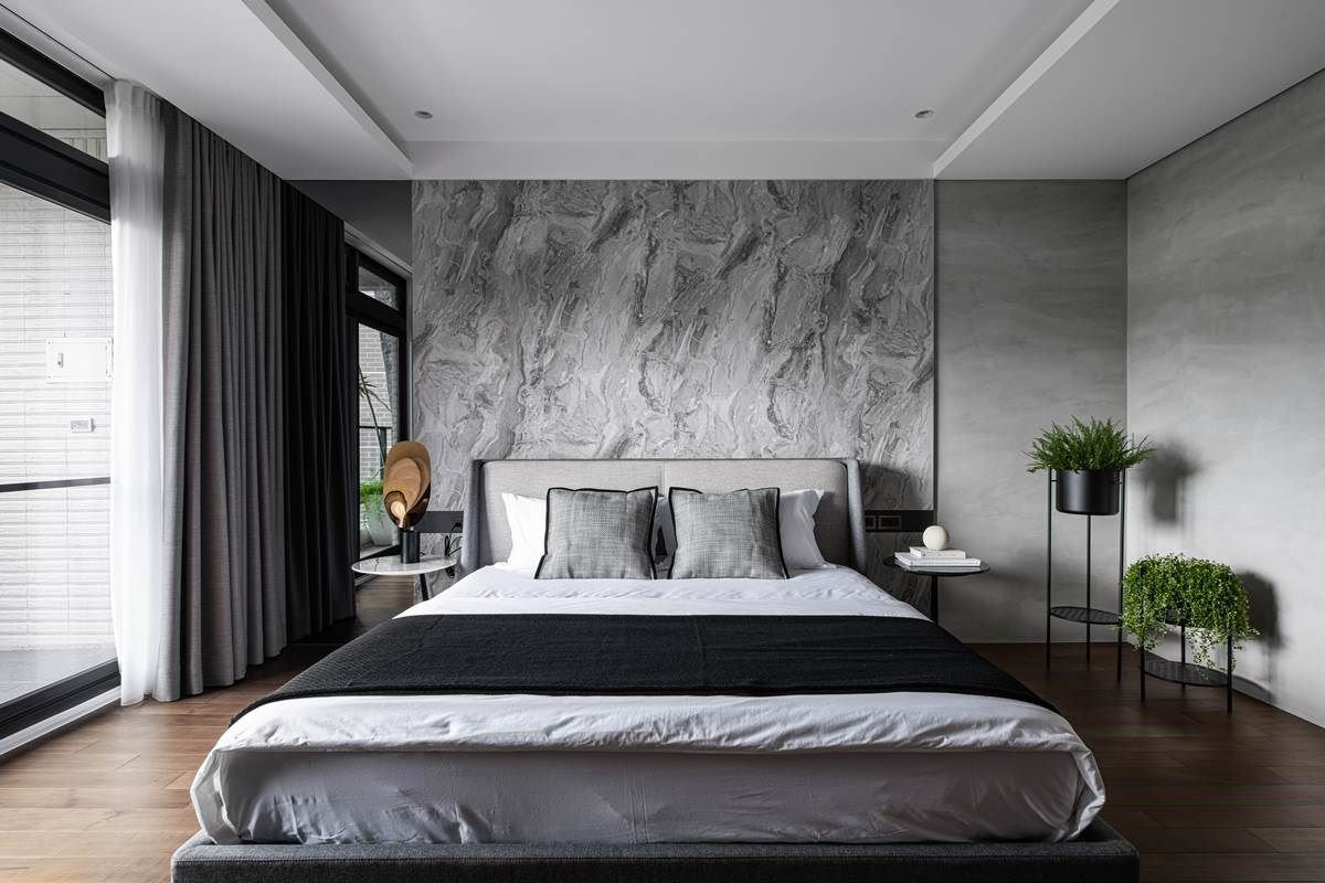 主卧房保留宽阔格局，在床边预先留下空间，方便之后放置婴儿床，以长久居住的思维做空间规划，考虑到未来生活的每一种可能。床背板选用石纹板的系统板，旁侧拼接带自然纹理的乐土，让空间有层次不单调。