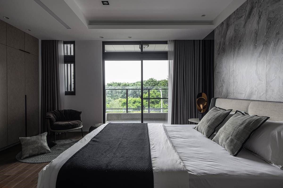 主卧房内，在床头旁侧装饰镜面，再利用窗面纳入好采光与美景，让卧室空间双倍延伸放大！