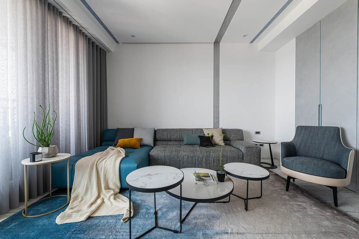 色彩规划上，以低彩度为基底，使用意大利进口特殊漆创造手作肌理，与电视主墙的大理石纹相呼应，搭配着软件跳色，让空间显得既舒适沉稳、又不乏层次感。