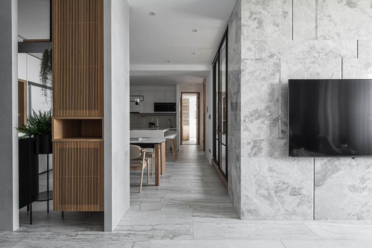 格局上，将原本的三房变为两房，更符合使用需求，并把电视墙后方的房间改为书房，让一家人可坐拥阅读机能。