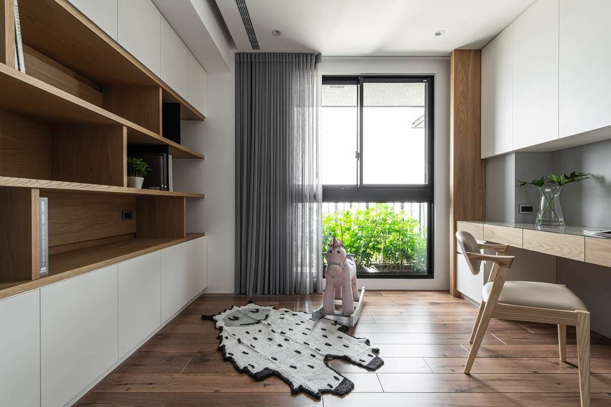 书房内坐拥好采光条件，导入窗外的清新绿意，并在室内铺设木地板，以及实用的木质书柜，创造出舒适实用的阅读场域。