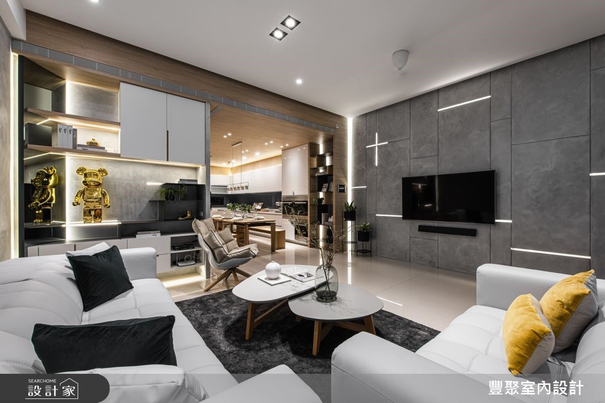 客厅加入细致灯光妆点，并在电视主墙装设呼应一家人信仰的十字造型，让墙面更具视觉变化，将质感体现在立面细节中。